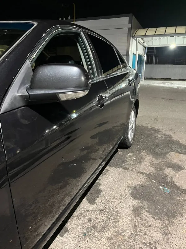 Продам chevrolet epica 2010, 2.0 л (143 л. с.), мкпп в хорошем рабочем состоянии для своих лет и пробега. машина на ходу, ежедневно используется. подробнее: · пробег: 289 000 км · двигатель: 2.0 л, бензин, 143 л. с. (тяговитый, рядная «шестерка») · коробка: механика · салон: кожа + текстиль (комбинированный) состояние: кузов в отличном состоянии, требует минимальной косметики (по желанию). движок и коробка — без нареканий. документы в порядке. цена: 560.000 (торг уместен при осмотре) звоните: 8(988)-517-55-30 - фотография - 3