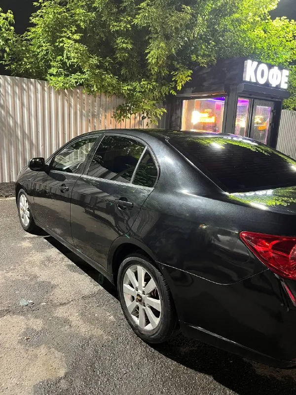 Продам chevrolet epica 2010, 2.0 л (143 л. с.), мкпп в хорошем рабочем состоянии для своих лет и пробега. машина на ходу, ежедневно используется. подробнее: · пробег: 289 000 км · двигатель: 2.0 л, бензин, 143 л. с. (тяговитый, рядная «шестерка») · коробка: механика · салон: кожа + текстиль (комбинированный) состояние: кузов в отличном состоянии, требует минимальной косметики (по желанию). движок и коробка — без нареканий. документы в порядке. цена: 560.000 (торг уместен при осмотре) звоните: 8(988)-517-55-30 - фотография - 4