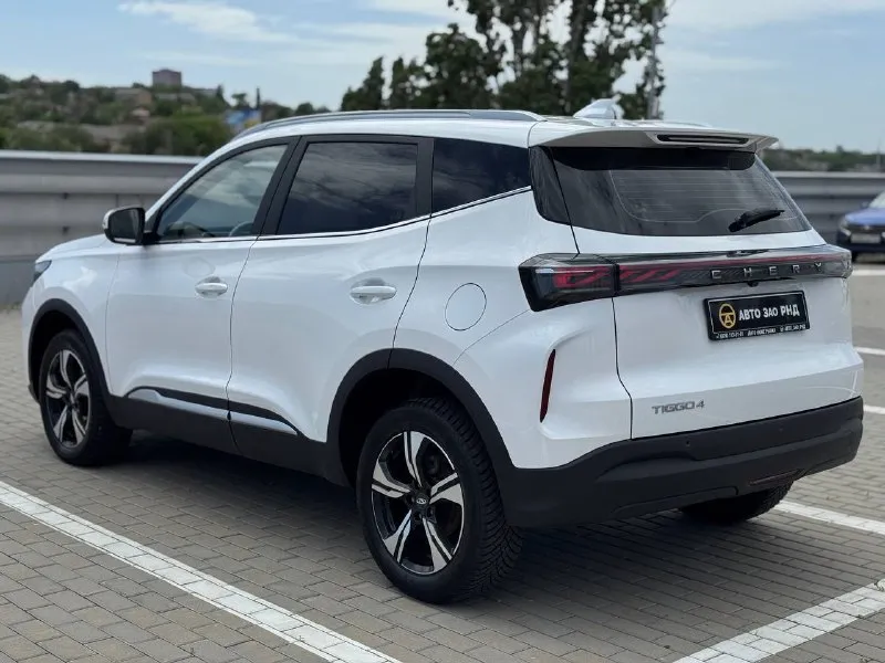 🚘 в продаже chery tiggo 4 год выпуска: 2025 пробег на табло: 17 723 км птс: электронный двигатель: 1.5 бензин трансмиссия: amt vin: ededb21b2sc026843 цена: 1 590 000 новая цена: 1 570 000 руб. 📞 + 7 (938) 130-35-61 адрес: г. ростов-на-дону, тц «сиверс», пр. сиверса, 23 – как нас найти способы оплаты: — наличные; — кредит (20 банков); — безнал без ндс; — обмен на ваш авто. больше подробностей об авто и способах оплаты узнавайте у менеджера @autozaorndbot ___________ смотрите все авто в наличии – https://autozao. ru/ max. ru/auto_zao_rnd 💬 🗺️ присоединяйтесь к авто зао в других городах: — москва — краснодар — авто зао юг (новый регион) - фотография - 3