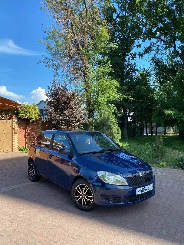 Продам: skoda fabia, 2011 год. в хорошем состоянии, по кузову есть жизненные косяки, по ходовке отлично, на багажнике есть не большая вмятина, солон в отличном состоянии. пороги целые, дно не гнилое, коробка не бьется не выбивает, стоят хорошие диски, 2 стекла подъемника, электро стекло подъемники, мотор не троит, не дымит, а так машина сел поехал цена: 415.000! торг реальному покупателю. номер для связи: 89064263999 вк: vk. ru/x761am - фотография - 1