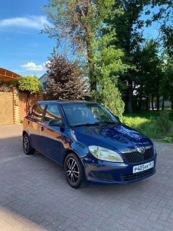 Продам: skoda fabia, 2011 год. в хорошем состоянии, по кузову есть жизненные косяки, по ходовке отлично, на багажнике есть не большая вмятина, солон в отличном состоянии. пороги целые, дно не гнилое, коробка не бьется не выбивает, стоят хорошие диски, 2 стекла подъемника, электро стекло подъемники, мотор не троит, не дымит, а так машина сел поехал цена: 415.000! торг реальному покупателю. номер для связи: 89064263999 вк: vk. ru/x761am - фотография - 2