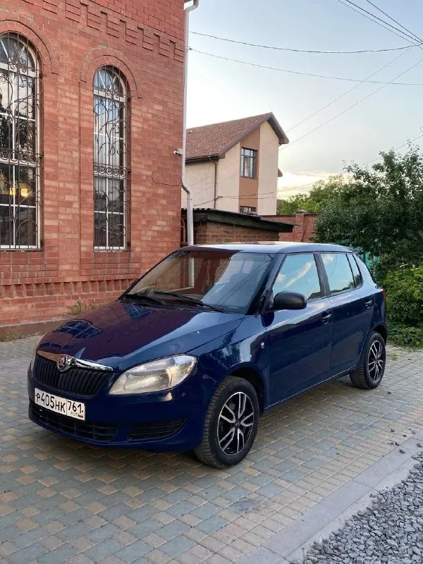 Продам: skoda fabia, 2011 год. в хорошем состоянии, по кузову есть жизненные косяки, по ходовке отлично, на багажнике есть не большая вмятина, солон в отличном состоянии. пороги целые, дно не гнилое, коробка не бьется не выбивает, стоят хорошие диски, 2 стекла подъемника, электро стекло подъемники, мотор не троит, не дымит, а так машина сел поехал цена: 415.000! торг реальному покупателю. номер для связи: 89064263999 вк: vk. ru/x761am - фотография - 3