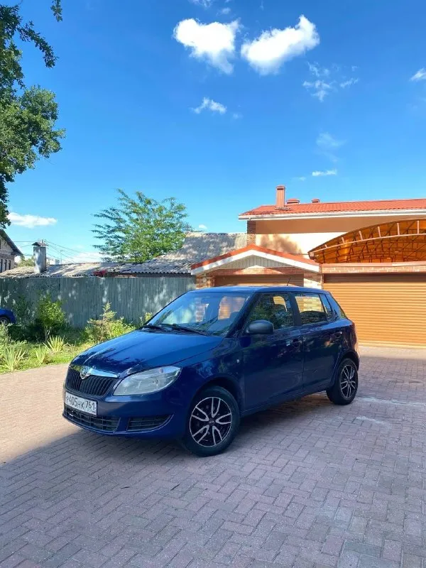 Продам: skoda fabia, 2011 год. в хорошем состоянии, по кузову есть жизненные косяки, по ходовке отлично, на багажнике есть не большая вмятина, солон в отличном состоянии. пороги целые, дно не гнилое, коробка не бьется не выбивает, стоят хорошие диски, 2 стекла подъемника, электро стекло подъемники, мотор не троит, не дымит, а так машина сел поехал цена: 415.000! торг реальному покупателю. номер для связи: 89064263999 вк: vk. ru/x761am - фотография - 4