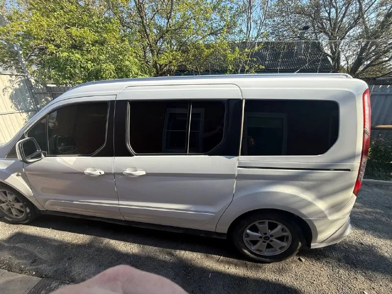 Ford tourneo connect: универсальный помощник для семьи и бизнеса практичный грузопассажирский минивэн, сочетающий вместительность фургона и комфорт легкового автомобиля. идеален для семейных путешествий, перевозки грузов и решения бизнес‑задач. 2016 год, 180000 км 1.5 турбо-дизель 120сил не так давно пригнали с европы, экспортировали исключительно в семейном режиме цена 1 800 000руб авто личное, по всем интересующимся вопросам звоните или пишите +79064146900 - фотография - 3