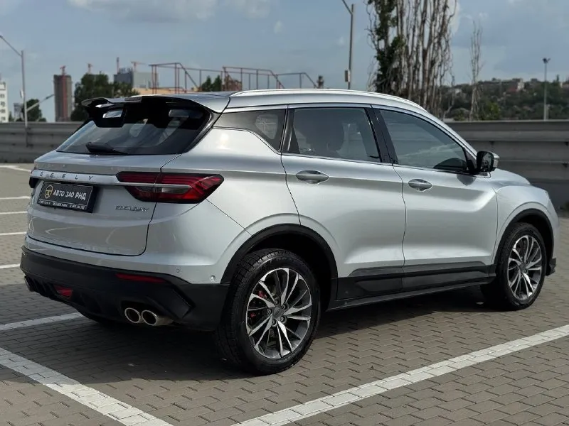 🚘 в продаже geely coolray год выпуска: 2022 пробег на табло: 74 207 км птс: электронный двигатель: 1.5 бензин трансмиссия: amt vin: y4k8622z8nb905920 цена: 1 400 000 новая цена: 1 390 000 руб. 📞 + 7 (938) 130-35-61 г. ростов-на-дону, тц «сиверс», пр. сиверса, 23 – как нас найти 📍 способы оплаты: — наличные; — кредит (20 банков); — безнал без ндс; — обмен на ваш авто. больше подробностей об авто и способах оплаты узнавайте у менеджера 📲 @autozaorndbot ___________ подбор авто – @auto_zao_bot 🤖 все авто – https://autozao. ru/ 🌐 мы в max. ru/auto_zao_rnd 💬 🗺️ присоединяйтесь к авто зао : — москва — краснодар - фотография - 4