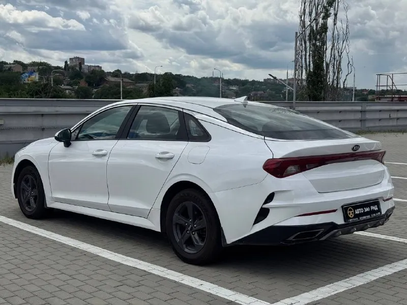 🚘 в продаже kia k5 год выпуска: 2021 пробег на табло: 63 743 км птс: электронный двигатель: 2.0 бензин трансмиссия: at vin: xweg2414bm0002559 цена: 1 660 000 новая цена: 1 640 000 руб. 📞 + 7 (938) 130-35-61 г. ростов-на-дону, тц «сиверс», пр. сиверса, 23 – как нас найти 📍 способы оплаты: — наличные; — кредит (20 банков); — безнал без ндс; — обмен на ваш авто. больше подробностей об авто и способах оплаты узнавайте у менеджера 📲 @autozaorndbot ___________ подбор авто – @auto_zao_bot 🤖 все авто – https://autozao. ru/ 🌐 мы в max. ru/auto_zao_rnd 💬 🗺️ присоединяйтесь к авто зао : — москва — краснодар - фотография - 3