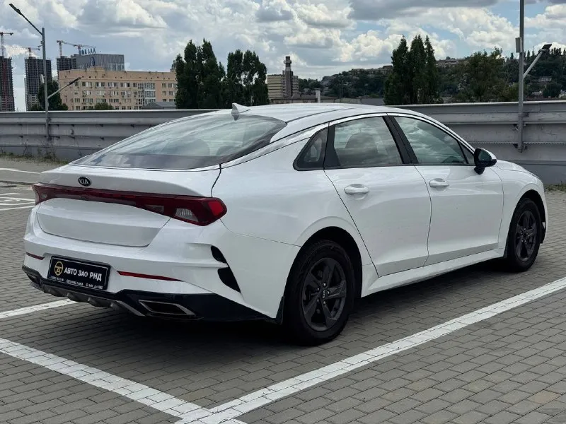 🚘 в продаже kia k5 год выпуска: 2021 пробег на табло: 63 743 км птс: электронный двигатель: 2.0 бензин трансмиссия: at vin: xweg2414bm0002559 цена: 1 660 000 новая цена: 1 640 000 руб. 📞 + 7 (938) 130-35-61 г. ростов-на-дону, тц «сиверс», пр. сиверса, 23 – как нас найти 📍 способы оплаты: — наличные; — кредит (20 банков); — безнал без ндс; — обмен на ваш авто. больше подробностей об авто и способах оплаты узнавайте у менеджера 📲 @autozaorndbot ___________ подбор авто – @auto_zao_bot 🤖 все авто – https://autozao. ru/ 🌐 мы в max. ru/auto_zao_rnd 💬 🗺️ присоединяйтесь к авто зао : — москва — краснодар - фотография - 4