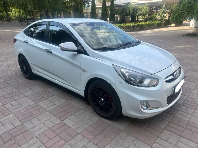 Продаю хендай солярис 2013 года автомобиль в отличном состоянии и в родной краске вложений никаких н... - фотография