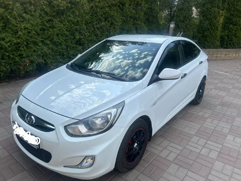 Продаю хендай солярис 2013 года автомобиль в отличном состоянии и в родной краске вложений никаких не требуется в придачу отдаю практически новую зимнюю резину на дисках цена : 870 тысяч торг! +79496223701 - фотография - 2