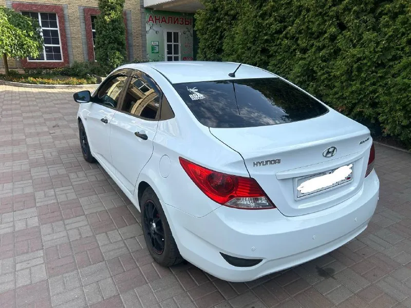 Продаю хендай солярис 2013 года автомобиль в отличном состоянии и в родной краске вложений никаких не требуется в придачу отдаю практически новую зимнюю резину на дисках цена : 870 тысяч торг! +79496223701 - фотография - 3
