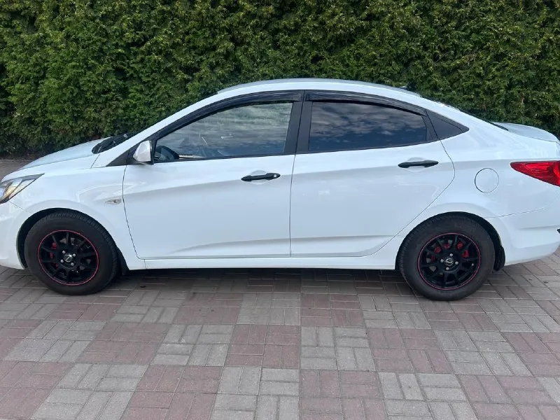 Продаю хендай солярис 2013 года автомобиль в отличном состоянии и в родной краске вложений никаких не требуется в придачу отдаю практически новую зимнюю резину на дисках цена : 870 тысяч торг! +79496223701 - фотография - 4