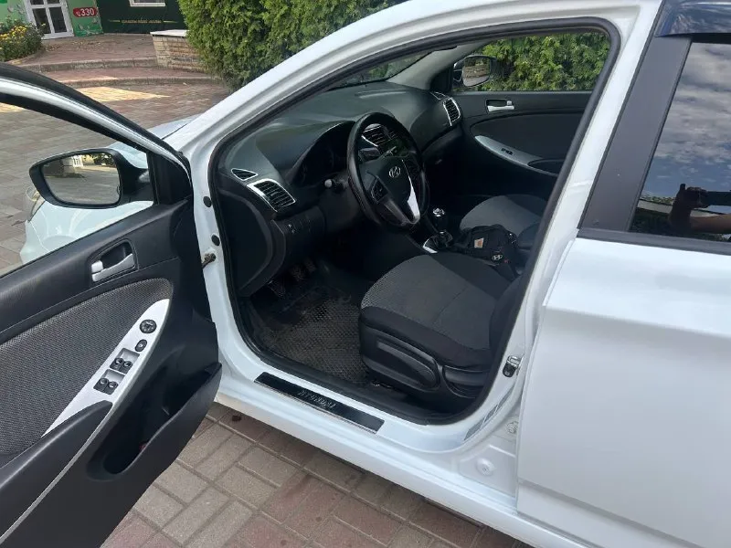 Продаю хендай солярис 2013 года автомобиль в отличном состоянии и в родной краске вложений никаких не требуется в придачу отдаю практически новую зимнюю резину на дисках цена : 870 тысяч торг! +79496223701 - фотография - 5