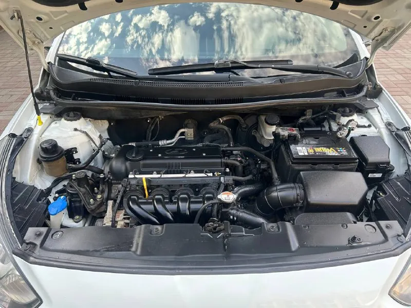 Продаю хендай солярис 2013 года автомобиль в отличном состоянии и в родной краске вложений никаких не требуется в придачу отдаю практически новую зимнюю резину на дисках цена : 870 тысяч торг! +79496223701 - фотография - 6