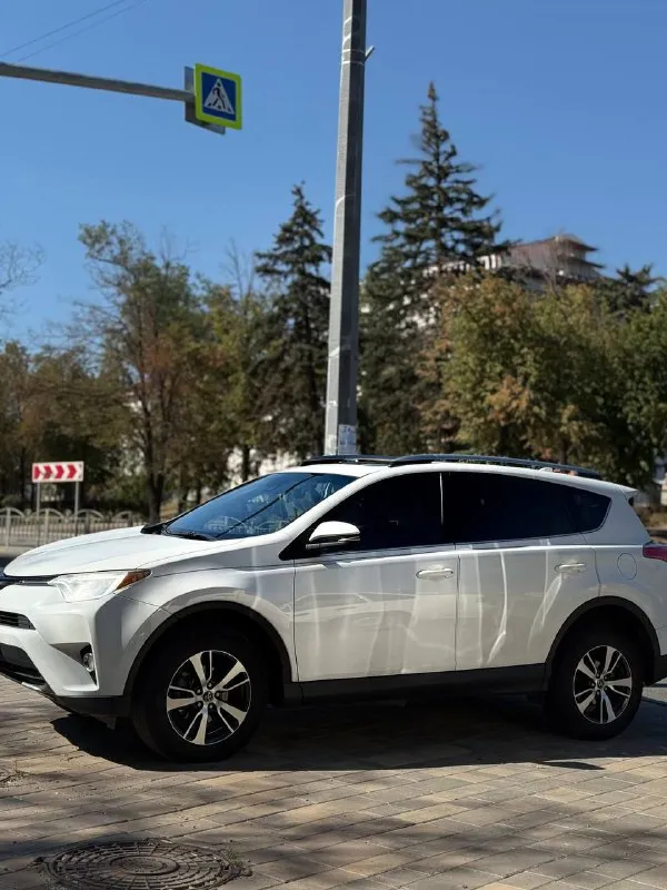 Toyota rav4 xle iv-рестайлинг ✅2018 год ✅пробег 153000 ✅тип двигателя-бензиновый ✅количество цилиндров 4 ✅объем 2494 см³ ✅мощность 180 л. с. ✅объем багажника 577 л ✅коробка передач-автоматическая передач 6 ✅привод-полный ✅тип усилителя-электрический ✅страна производства-япония 🔥цена - 2,899,000 обоснованный торг👌 +79495311649 - фотография - 3