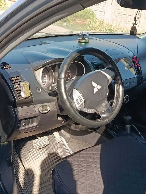 Предлагаю вашему вниманию семейный, комфортабельный, выдержанный нашим временем mitsubishi outlander xl,2007 год выпуска, с родным пробегом 303 тысячи км!двигатель 3.0 v6 и обычный 6-ти ступенчатый автомат(aisin)!автомобиль официал, сборка япония!месяц назад был глобальный ремонт автомобиля, ходовая и все жидкости!так что, новый владелец будет долго и счастливо пользоваться автомобилем! максимальная комплектация: ✅гидроусилитель руля ✅регулировка руля по высоте ✅складывающие зеркала ✅электрозеркала ✅обогрев передних зеркал, лобового стекла и заднего стекла ✅4 стеклоподъемника ✅мультируль ✅кондиционер ✅подогревы передних сидений ✅датчик дождя ✅датчик света ✅abs ✅esp ✅полный привод с переключением на передний привод и с блокировкой деферинциала ✅led в фарах и птф ✅парктроники остальные вопросы по телефону!цена 900,000₽ без торга! реальному покупателю полный бак бензина и зимняя резина в подарок! ☎️+79493038344 - фотография - 10