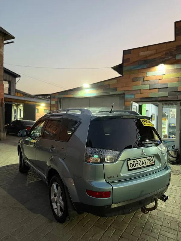 Предлагаю вашему вниманию семейный, комфортабельный, выдержанный нашим временем mitsubishi outlander xl,2007 год выпуска, с родным пробегом 303 тысячи км!двигатель 3.0 v6 и обычный 6-ти ступенчатый автомат(aisin)!автомобиль официал, сборка япония!месяц назад был глобальный ремонт автомобиля, ходовая и все жидкости!так что, новый владелец будет долго и счастливо пользоваться автомобилем! максимальная комплектация: ✅гидроусилитель руля ✅регулировка руля по высоте ✅складывающие зеркала ✅электрозеркала ✅обогрев передних зеркал, лобового стекла и заднего стекла ✅4 стеклоподъемника ✅мультируль ✅кондиционер ✅подогревы передних сидений ✅датчик дождя ✅датчик света ✅abs ✅esp ✅полный привод с переключением на передний привод и с блокировкой деферинциала ✅led в фарах и птф ✅парктроники остальные вопросы по телефону!цена 900,000₽ без торга! реальному покупателю полный бак бензина и зимняя резина в подарок! ☎️+79493038344 - фотография - 2