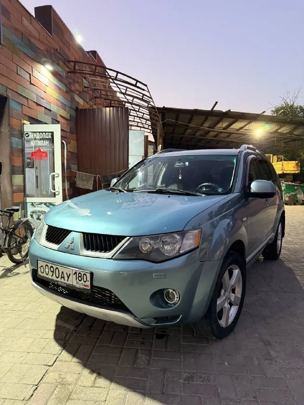 Предлагаю вашему вниманию семейный, комфортабельный, выдержанный нашим временем mitsubishi outlander xl,2007 год выпуска, с родным пробегом 303 тысячи км!двигатель 3.0 v6 и обычный 6-ти ступенчатый автомат(aisin)!автомобиль официал, сборка япония!месяц назад был глобальный ремонт автомобиля, ходовая и все жидкости!так что, новый владелец будет долго и счастливо пользоваться автомобилем! максимальная комплектация: ✅гидроусилитель руля ✅регулировка руля по высоте ✅складывающие зеркала ✅электрозеркала ✅обогрев передних зеркал, лобового стекла и заднего стекла ✅4 стеклоподъемника ✅мультируль ✅кондиционер ✅подогревы передних сидений ✅датчик дождя ✅датчик света ✅abs ✅esp ✅полный привод с переключением на передний привод и с блокировкой деферинциала ✅led в фарах и птф ✅парктроники остальные вопросы по телефону!цена 900,000₽ без торга! реальному покупателю полный бак бензина и зимняя резина в подарок! ☎️+79493038344 - фотография - 4