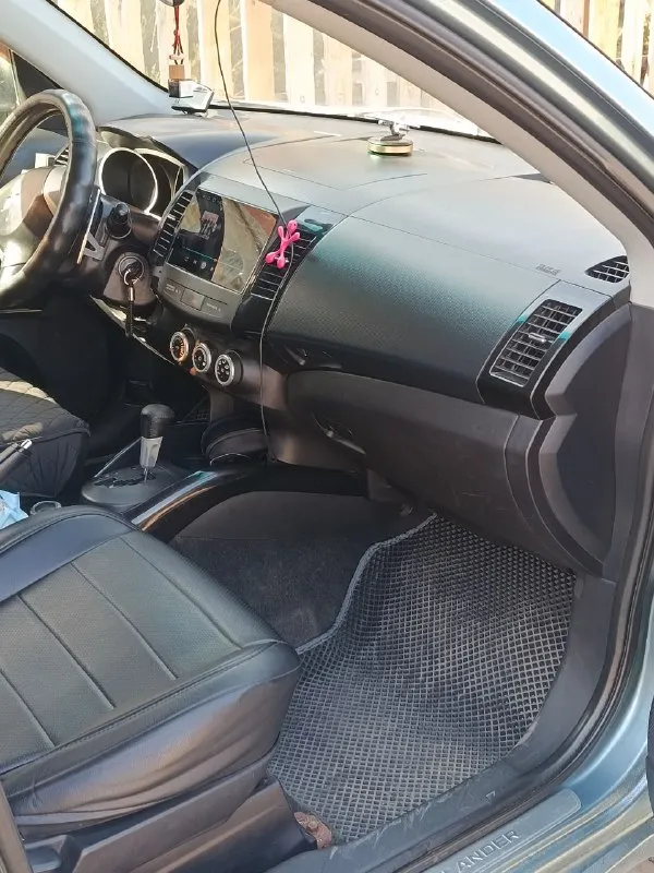 Предлагаю вашему вниманию семейный, комфортабельный, выдержанный нашим временем mitsubishi outlander xl,2007 год выпуска, с родным пробегом 303 тысячи км!двигатель 3.0 v6 и обычный 6-ти ступенчатый автомат(aisin)!автомобиль официал, сборка япония!месяц назад был глобальный ремонт автомобиля, ходовая и все жидкости!так что, новый владелец будет долго и счастливо пользоваться автомобилем! максимальная комплектация: ✅гидроусилитель руля ✅регулировка руля по высоте ✅складывающие зеркала ✅электрозеркала ✅обогрев передних зеркал, лобового стекла и заднего стекла ✅4 стеклоподъемника ✅мультируль ✅кондиционер ✅подогревы передних сидений ✅датчик дождя ✅датчик света ✅abs ✅esp ✅полный привод с переключением на передний привод и с блокировкой деферинциала ✅led в фарах и птф ✅парктроники остальные вопросы по телефону!цена 900,000₽ без торга! реальному покупателю полный бак бензина и зимняя резина в подарок! ☎️+79493038344 - фотография - 6