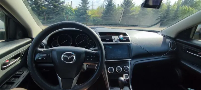 Продам mazda 6 gh (акпп, 2.5 литра бензин, 170 л. с.), 2011 г. в. цена: 820000₽. пробег 270 тыс. км. все стекла заводские. резина хорошая. немного о комплектации: - круиз контроль; - камера заднего вида - кондиционер; - эл. зеркала; - эл. стеклоподъемники. автомобиль обслужен. торг будет при осмотре. +79493462213 юлия - фотография - 4