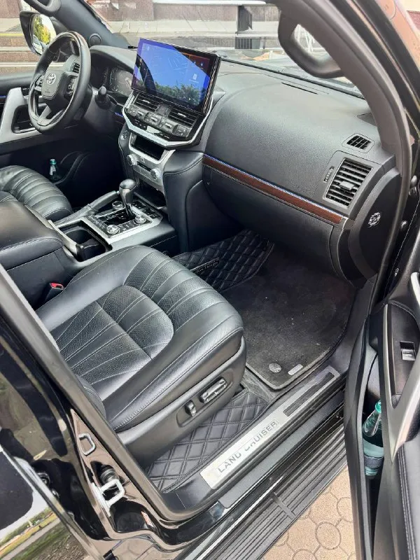 Toyota land cruiser 200 2019г. пробег 251000км цена: 7850000₽ тел: +79183332217 авто в максимальной комплектации excalibur на пеневмо подвеске lexus lx. машина в идеальном состоянии по машине я второй владелец, были регистрации в связи с заменой номеров, машина полностью оклеена в броне пленку, автомобиль полностью в родном окрасе без единой аварии, любая проверка приветствуется, на авто установлена дорогая спутниковая сигнализация, новая мультимедиа и щиток приборов не китай, канадская фирма! также установлена подсветка салона mtf, передние стекла оклеены атермальной пленкой которая на солнце затемняется, также установлены диски wald r22 на летней резине и зимняя резина на родных дисках r20, заменена тормозная система, установлен дорогой круговой обзор в замен родного, установлена проекция, доводчики всех дверей, фирменная блокировка акпп toyota и еще много чего перечислять!!! торг у капота, площадкам не беспокоить! - фотография - 10