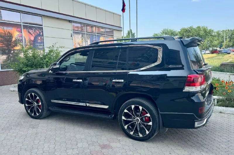 Toyota land cruiser 200 2019г. пробег 251000км цена: 7850000₽ тел: +79183332217 авто в максимальной комплектации excalibur на пеневмо подвеске lexus lx. машина в идеальном состоянии по машине я второй владелец, были регистрации в связи с заменой номеров, машина полностью оклеена в броне пленку, автомобиль полностью в родном окрасе без единой аварии, любая проверка приветствуется, на авто установлена дорогая спутниковая сигнализация, новая мультимедиа и щиток приборов не китай, канадская фирма! также установлена подсветка салона mtf, передние стекла оклеены атермальной пленкой которая на солнце затемняется, также установлены диски wald r22 на летней резине и зимняя резина на родных дисках r20, заменена тормозная система, установлен дорогой круговой обзор в замен родного, установлена проекция, доводчики всех дверей, фирменная блокировка акпп toyota и еще много чего перечислять!!! торг у капота, площадкам не беспокоить! - фотография - 4
