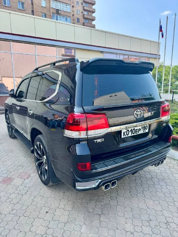 Toyota land cruiser 200 2019г. пробег 251000км цена: 7850000₽ тел: +79183332217 авто в максимальной комплектации excalibur на пеневмо подвеске lexus lx. машина в идеальном состоянии по машине я второй владелец, были регистрации в связи с заменой номеров, машина полностью оклеена в броне пленку, автомобиль полностью в родном окрасе без единой аварии, любая проверка приветствуется, на авто установлена дорогая спутниковая сигнализация, новая мультимедиа и щиток приборов не китай, канадская фирма! также установлена подсветка салона mtf, передние стекла оклеены атермальной пленкой которая на солнце затемняется, также установлены диски wald r22 на летней резине и зимняя резина на родных дисках r20, заменена тормозная система, установлен дорогой круговой обзор в замен родного, установлена проекция, доводчики всех дверей, фирменная блокировка акпп toyota и еще много чего перечислять!!! торг у капота, площадкам не беспокоить! - фотография - 6