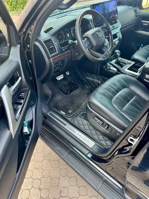 Toyota land cruiser 200 2019г. пробег 251000км цена: 7850000₽ тел: +79183332217 авто в максимальной комплектации excalibur на пеневмо подвеске lexus lx. машина в идеальном состоянии по машине я второй владелец, были регистрации в связи с заменой номеров, машина полностью оклеена в броне пленку, автомобиль полностью в родном окрасе без единой аварии, любая проверка приветствуется, на авто установлена дорогая спутниковая сигнализация, новая мультимедиа и щиток приборов не китай, канадская фирма! также установлена подсветка салона mtf, передние стекла оклеены атермальной пленкой которая на солнце затемняется, также установлены диски wald r22 на летней резине и зимняя резина на родных дисках r20, заменена тормозная система, установлен дорогой круговой обзор в замен родного, установлена проекция, доводчики всех дверей, фирменная блокировка акпп toyota и еще много чего перечислять!!! торг у капота, площадкам не беспокоить! - фотография - 9