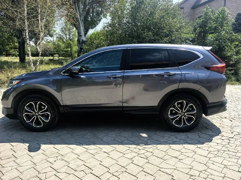 Honda cr-v 2021г рестайлинг ✅ машина в идеальном состоянии, любые проверки ✅пробег 60 000 км ✅ 2hkrw1h85mh428998 ✅ двигатель 1.5 бензин турбо ✅ коробка -вариатор автомобиль полностью обслужен цвет серый. 190 л. с расход: город 8л по трассе 6 л. максимальная комплектация очень динамичный автомобиль 2 ключа, apple car play/ android avto не одна деталь не крашена стекла все оригинальные безопасность вся целая интерьер темный натуральная кожа люк комфорт автозапуск двигателя круиз-контроль управление мультимедиа с руля, электропривод багажника, русифицирована. обогрев сидений лобового стекла зеркал климат контроль машина приехала из сша в августе 2024 г в августе можно переоформлять 2 машина в семье цена : 2 930 000 разумный торг +7 949 628 17 60 - фотография - 3