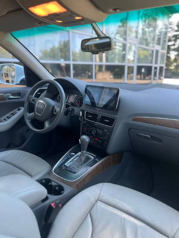 Audi q5 2009 номер: +79497546213 цена: 1.285.000 машина в хорошем состояние как внешне так и технически кузов без гнили и ржавчин мотор и коробка работают без нареканий ходовая часть как новая салон ухожен, не протерт, в машине не курили хорошая комплектация кожаный мультируль датчик света и дождя, круиз контроль, электро привод багажника, климат контроль, электро регулировка сидений и зеркал, хорошая мультимедиа с блютуз - фотография - 6