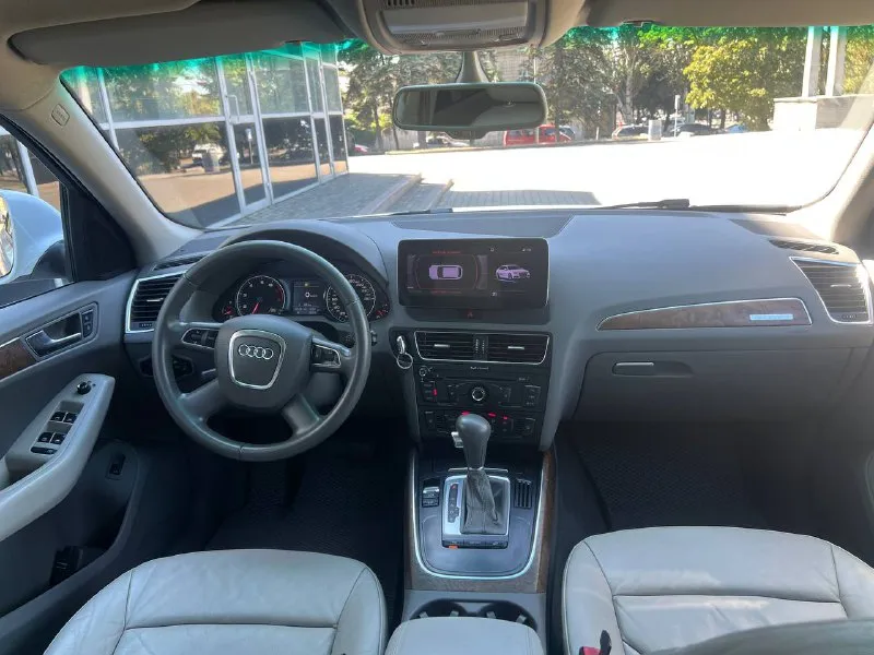 Audi q5 2009 номер: +79497546213 цена: 1.285.000 машина в хорошем состояние как внешне так и технически кузов без гнили и ржавчин мотор и коробка работают без нареканий ходовая часть как новая салон ухожен, не протерт, в машине не курили хорошая комплектация кожаный мультируль датчик света и дождя, круиз контроль, электро привод багажника, климат контроль, электро регулировка сидений и зеркал, хорошая мультимедиа с блютуз - фотография - 7