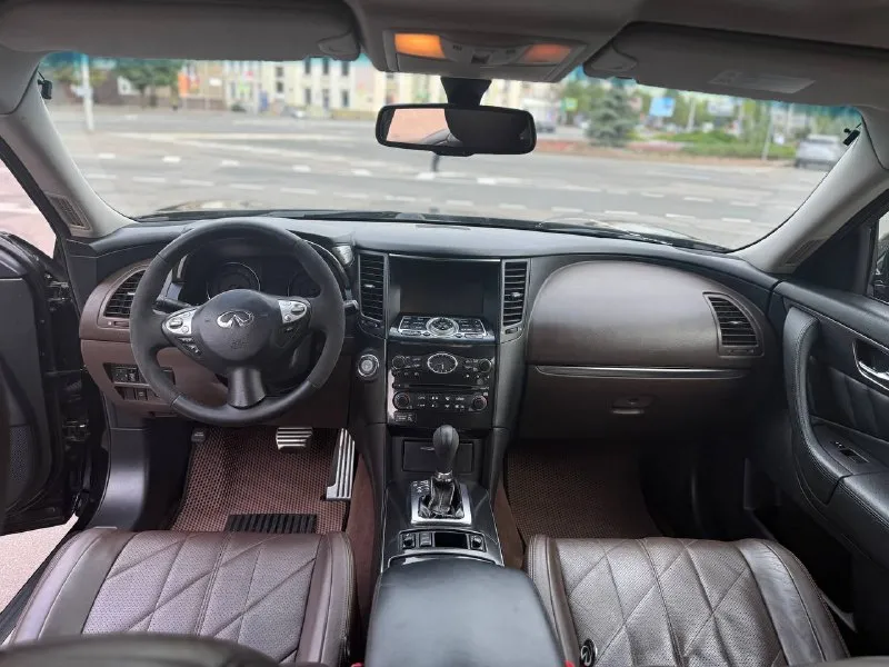 Infinity fx35 цена 1.785.000 номер: +79496358178 автомобиль в идеальнейшем состоянии вложений не требует от слова совсем замена масла каждые 6 тысяч км мотор 3.5 бензин работает как часы, не дымит и не троит коробка автомат, переключает плавно, без дёрганий и пинков, ходовая часть вся обслужена, за машину не стыдно ! богатая комплектация, без ключевой доступ, кнопка старт стоп, подсветка дверей, память сидений, электро регулировка сидений и зеркал, полный электро пакет, датчик света и дождя, кожаный мультируль с альконтарой, обдув и подогрев сидений, двух зонный климат контроль, хорошая мультимедиа, люк, полный привод - фотография - 5