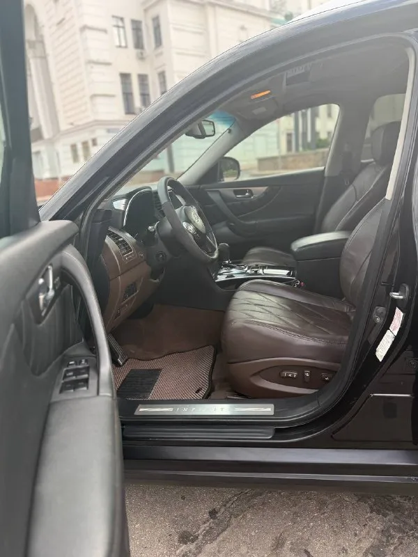 Infinity fx35 цена 1.785.000 номер: +79496358178 автомобиль в идеальнейшем состоянии вложений не требует от слова совсем замена масла каждые 6 тысяч км мотор 3.5 бензин работает как часы, не дымит и не троит коробка автомат, переключает плавно, без дёрганий и пинков, ходовая часть вся обслужена, за машину не стыдно ! богатая комплектация, без ключевой доступ, кнопка старт стоп, подсветка дверей, память сидений, электро регулировка сидений и зеркал, полный электро пакет, датчик света и дождя, кожаный мультируль с альконтарой, обдув и подогрев сидений, двух зонный климат контроль, хорошая мультимедиа, люк, полный привод - фотография - 7