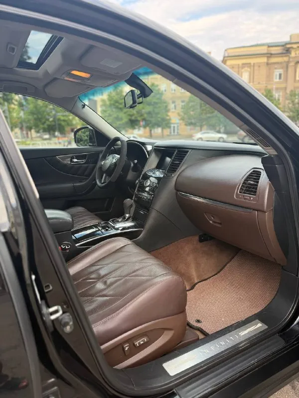 Infinity fx35 цена 1.785.000 номер: +79496358178 автомобиль в идеальнейшем состоянии вложений не требует от слова совсем замена масла каждые 6 тысяч км мотор 3.5 бензин работает как часы, не дымит и не троит коробка автомат, переключает плавно, без дёрганий и пинков, ходовая часть вся обслужена, за машину не стыдно ! богатая комплектация, без ключевой доступ, кнопка старт стоп, подсветка дверей, память сидений, электро регулировка сидений и зеркал, полный электро пакет, датчик света и дождя, кожаный мультируль с альконтарой, обдув и подогрев сидений, двух зонный климат контроль, хорошая мультимедиа, люк, полный привод - фотография - 8