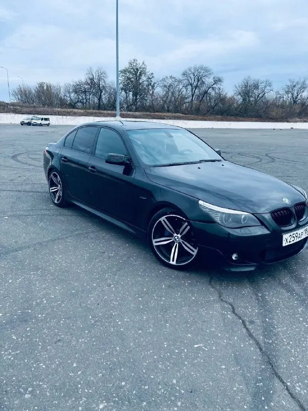 Bmw e60 m54b30 2004 год 390.000 пробег черная на черном вся переодета в рест фары рест bi led модули... - фотография