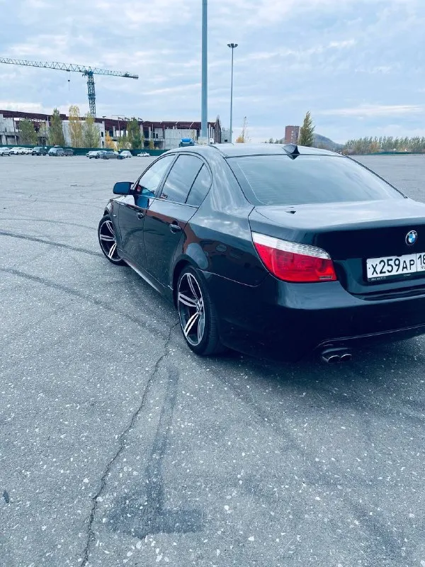 Bmw e60 m54b30 2004 год 390.000 пробег черная на черном вся переодета в рест фары рест bi led модули птф bi led ( ближний/дальний ) logic 7 на оптике андроид как дополнение к штатной ссс ( штатная + bluetooth car play ) камера заднего вида комфорт салон: электро регулировка сидений, память, ломайки с подогревом и вентиляцией ( что редкость для е60 ) диски r19 на новой летней резине так же комплект зимней ( проехала сезон, состояние новой ) по технике была полная замена ходовой, обслужен двс (замена цепей и тд. ) подробности по телефону либо телеграмм +79494133878 территориально донецк цена: 1.300.000 срочно 📞 звоните: +7(949)4133878 - фотография - 4