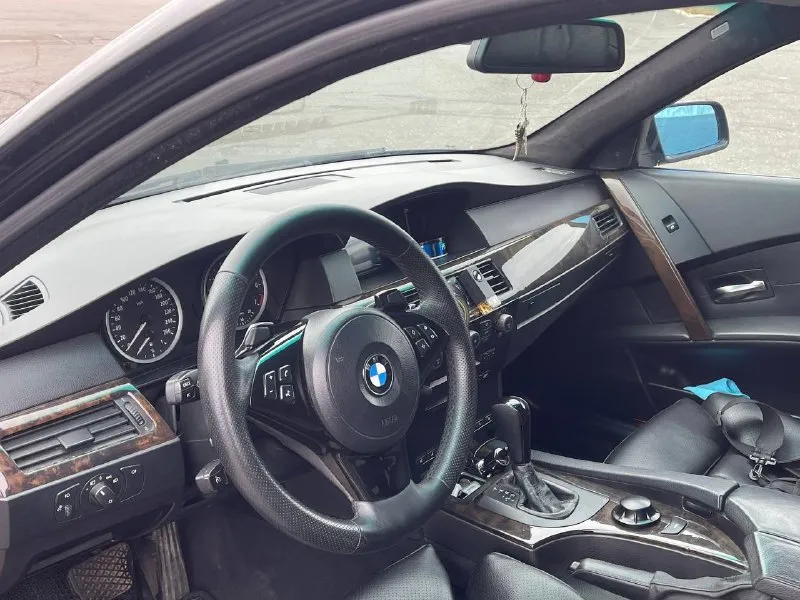 Bmw e60 m54b30 2004 год 390.000 пробег черная на черном вся переодета в рест фары рест bi led модули птф bi led ( ближний/дальний ) logic 7 на оптике андроид как дополнение к штатной ссс ( штатная + bluetooth car play ) камера заднего вида комфорт салон: электро регулировка сидений, память, ломайки с подогревом и вентиляцией ( что редкость для е60 ) диски r19 на новой летней резине так же комплект зимней ( проехала сезон, состояние новой ) по технике была полная замена ходовой, обслужен двс (замена цепей и тд. ) подробности по телефону либо телеграмм +79494133878 территориально донецк цена: 1.300.000 срочно 📞 звоните: +7(949)4133878 - фотография - 5