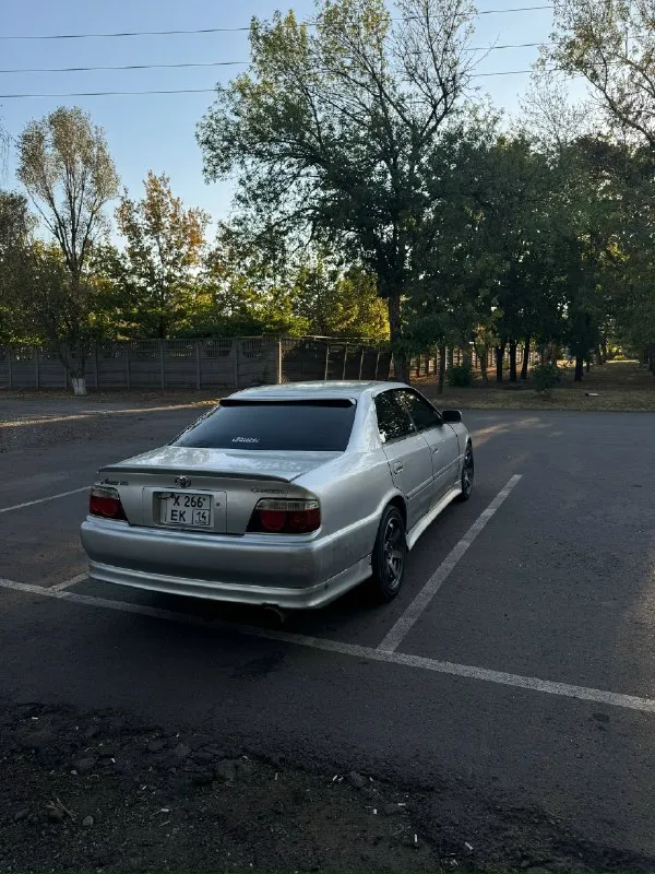 Продаю toyota chaser jzx 100 1996 г. выпуска пробег 361.000 тыс. км мотор 2,5л 1jz-ge(200л. с) в паре с 4-х ступенчатым автоматом машина в комплектации avante, а именно: шоколадный салон, 4 стеклоподъемника, гур, кондиционер, климат контроль, датчик света, электро-регулировки зеркал, 3 режима езды, стабилизация и многие другие опции хорошая музыка, магнитола prology(процессорная), в 4-х дверях динамики dl audio barracuda, сабфувер pioner новые диски r17 на хорошей резине передняя ходовая вся перебрана, заднюю отдам в комплекте с машиной(если не успею поставить) с документами полный порядок, птс, стс, дкп находится в г. шахтерск цена 675000 тысяч рублей с торгом у капота +79497039975 📞 звоните: +7(949)7039975 - фотография - 4