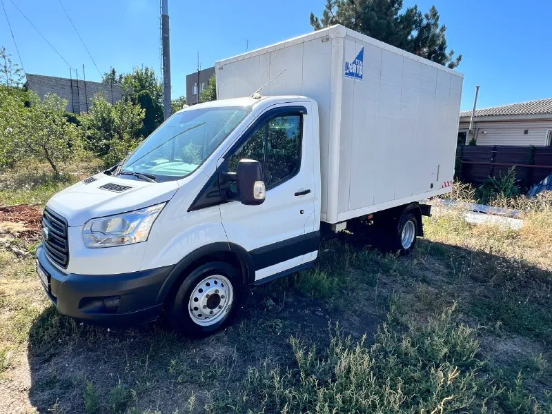 Продажа ford transit 2016 г. в. категория в общая информация продается надежный и вместительный ford transit 2016 года выпуска. идеальный выбор для бизнеса, перевозок благодаря своей универсальности и прочности. в родном окрасе, без дтп, 2 хоз. основные характеристики * двигатель: 2.2l дизель, мощность 125 л. с. * трансмиссия: механическая 6-ступенчатая * пробег: 105 000 км * кузов: фургон, грузоподъемностью до 1.15 тонн внутренние размеры кузова: ﻿﻿длина - 3.5 м; ﻿﻿ширина - 2,08 м; ﻿﻿высота - 1,98 м; * цвет: белый особенности и преимущества * надежная работа двигателя и трансмиссии * регулярное техническое обслуживание * без вложений * возможность использования как для коммерческих целей, так и для личных нужд дополнительная информация * в хорошем состоянии, все системы работают исправно * есть небольшие косметические дефекты, не влияющие на эксплуатацию * документы в порядке, возможен торг при осмотре * заводской подогрев webasto контакты для получения дополнительной 📞 звоните: +7(959)1063804 - фотография - 3
