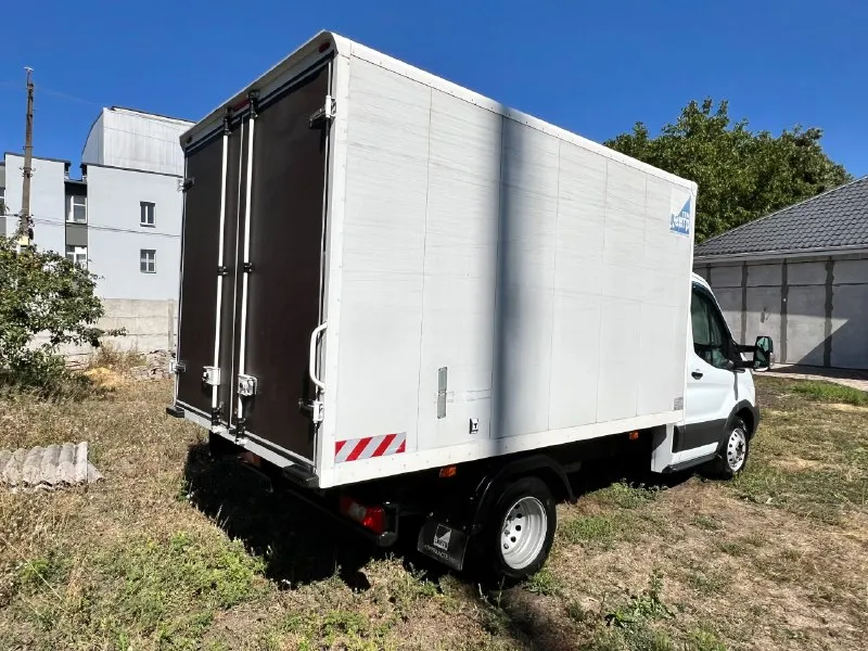 Продажа ford transit 2016 г. в. категория в общая информация продается надежный и вместительный ford transit 2016 года выпуска. идеальный выбор для бизнеса, перевозок благодаря своей универсальности и прочности. в родном окрасе, без дтп, 2 хоз. основные характеристики * двигатель: 2.2l дизель, мощность 125 л. с. * трансмиссия: механическая 6-ступенчатая * пробег: 105 000 км * кузов: фургон, грузоподъемностью до 1.15 тонн внутренние размеры кузова: ﻿﻿длина - 3.5 м; ﻿﻿ширина - 2,08 м; ﻿﻿высота - 1,98 м; * цвет: белый особенности и преимущества * надежная работа двигателя и трансмиссии * регулярное техническое обслуживание * без вложений * возможность использования как для коммерческих целей, так и для личных нужд дополнительная информация * в хорошем состоянии, все системы работают исправно * есть небольшие косметические дефекты, не влияющие на эксплуатацию * документы в порядке, возможен торг при осмотре * заводской подогрев webasto контакты для получения дополнительной 📞 звоните: +7(959)1063804 - фотография - 4