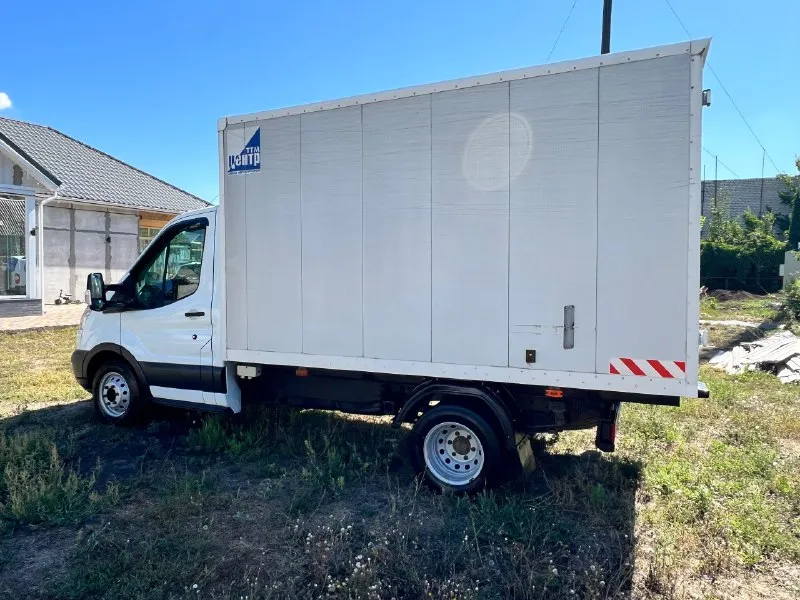 Продажа ford transit 2016 г. в. категория в общая информация продается надежный и вместительный ford transit 2016 года выпуска. идеальный выбор для бизнеса, перевозок благодаря своей универсальности и прочности. в родном окрасе, без дтп, 2 хоз. основные характеристики * двигатель: 2.2l дизель, мощность 125 л. с. * трансмиссия: механическая 6-ступенчатая * пробег: 105 000 км * кузов: фургон, грузоподъемностью до 1.15 тонн внутренние размеры кузова: ﻿﻿длина - 3.5 м; ﻿﻿ширина - 2,08 м; ﻿﻿высота - 1,98 м; * цвет: белый особенности и преимущества * надежная работа двигателя и трансмиссии * регулярное техническое обслуживание * без вложений * возможность использования как для коммерческих целей, так и для личных нужд дополнительная информация * в хорошем состоянии, все системы работают исправно * есть небольшие косметические дефекты, не влияющие на эксплуатацию * документы в порядке, возможен торг при осмотре * заводской подогрев webasto контакты для получения дополнительной 📞 звоните: +7(959)1063804 - фотография - 5