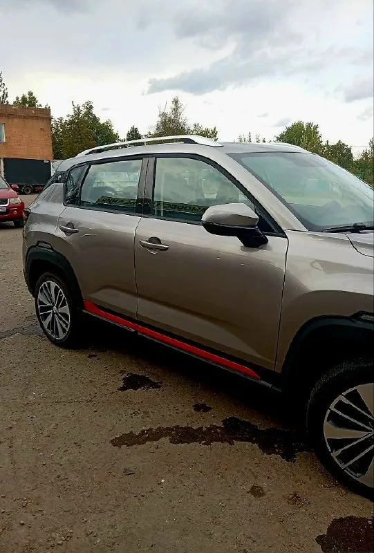 Продам changan cs35 plus в новом состоянии. пробег 11т. , или обменяю на газель 4х метровую с вашей доплатой. причина продажи - нужен грузовой автомобиль. по машине: -двигатель: 1,4-литровый бензиновый турбомотор мощностью 150 л. с. -трансмиссия: 7-ступенчатая роботизированная коробка передач (dct) с двойным «мокрым» сцеплением. -привод: передний. комплектация: безопасность: системы abs, esp, электронный распределитель тормозных усилий (ebd), фронтальные подушки безопасности и крепления isofix. комфорт: климат-контроль, многофункциональный руль с кожаной отделкой, сенсорный мультимедийный экран с поддержкой apple carplay и android auto. зимние опции: обогрев передних сидений, стёкол и зеркал. расширенные технологии: адаптивный круиз-контроль, система предупреждения о риске столкновения (fcw), автоматическое экстренное торможение (aeb), датчик дождя и контроль слепых зон. дополнительный комфорт: панорамная крыша с электроприводом, подогрев задних сидений, электрорегулиров 📞 звоните: +7(949)3714230 - фотография - 2