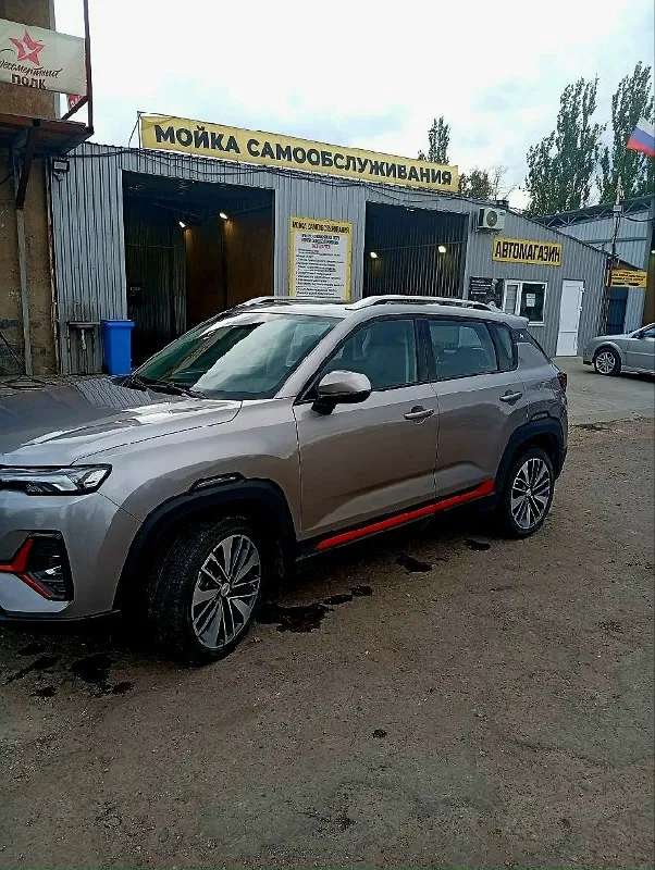 Продам changan cs35 plus в новом состоянии. пробег 11т. , или обменяю на газель 4х метровую с вашей доплатой. причина продажи - нужен грузовой автомобиль. по машине: -двигатель: 1,4-литровый бензиновый турбомотор мощностью 150 л. с. -трансмиссия: 7-ступенчатая роботизированная коробка передач (dct) с двойным «мокрым» сцеплением. -привод: передний. комплектация: безопасность: системы abs, esp, электронный распределитель тормозных усилий (ebd), фронтальные подушки безопасности и крепления isofix. комфорт: климат-контроль, многофункциональный руль с кожаной отделкой, сенсорный мультимедийный экран с поддержкой apple carplay и android auto. зимние опции: обогрев передних сидений, стёкол и зеркал. расширенные технологии: адаптивный круиз-контроль, система предупреждения о риске столкновения (fcw), автоматическое экстренное торможение (aeb), датчик дождя и контроль слепых зон. дополнительный комфорт: панорамная крыша с электроприводом, подогрев задних сидений, электрорегулиров 📞 звоните: +7(949)3714230 - фотография - 3