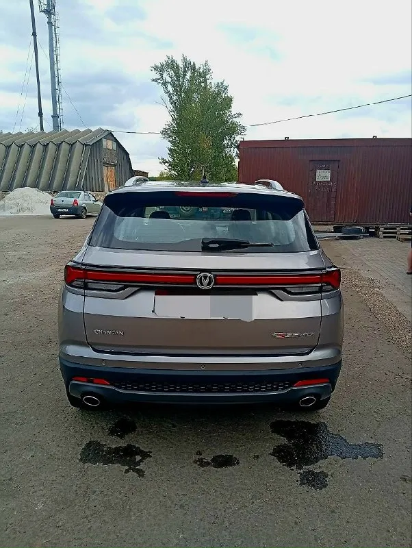 Продам changan cs35 plus в новом состоянии. пробег 11т. , или обменяю на газель 4х метровую с вашей доплатой. причина продажи - нужен грузовой автомобиль. по машине: -двигатель: 1,4-литровый бензиновый турбомотор мощностью 150 л. с. -трансмиссия: 7-ступенчатая роботизированная коробка передач (dct) с двойным «мокрым» сцеплением. -привод: передний. комплектация: безопасность: системы abs, esp, электронный распределитель тормозных усилий (ebd), фронтальные подушки безопасности и крепления isofix. комфорт: климат-контроль, многофункциональный руль с кожаной отделкой, сенсорный мультимедийный экран с поддержкой apple carplay и android auto. зимние опции: обогрев передних сидений, стёкол и зеркал. расширенные технологии: адаптивный круиз-контроль, система предупреждения о риске столкновения (fcw), автоматическое экстренное торможение (aeb), датчик дождя и контроль слепых зон. дополнительный комфорт: панорамная крыша с электроприводом, подогрев задних сидений, электрорегулиров 📞 звоните: +7(949)3714230 - фотография - 4