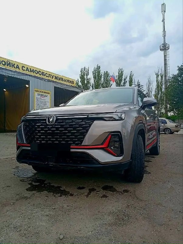 Продам changan cs35 plus в новом состоянии. пробег 11т. , или обменяю на газель 4х метровую с вашей доплатой. причина продажи - нужен грузовой автомобиль. по машине: -двигатель: 1,4-литровый бензиновый турбомотор мощностью 150 л. с. -трансмиссия: 7-ступенчатая роботизированная коробка передач (dct) с двойным «мокрым» сцеплением. -привод: передний. комплектация: безопасность: системы abs, esp, электронный распределитель тормозных усилий (ebd), фронтальные подушки безопасности и крепления isofix. комфорт: климат-контроль, многофункциональный руль с кожаной отделкой, сенсорный мультимедийный экран с поддержкой apple carplay и android auto. зимние опции: обогрев передних сидений, стёкол и зеркал. расширенные технологии: адаптивный круиз-контроль, система предупреждения о риске столкновения (fcw), автоматическое экстренное торможение (aeb), датчик дождя и контроль слепых зон. дополнительный комфорт: панорамная крыша с электроприводом, подогрев задних сидений, электрорегулиров 📞 звоните: +7(949)3714230 - фотография - 5