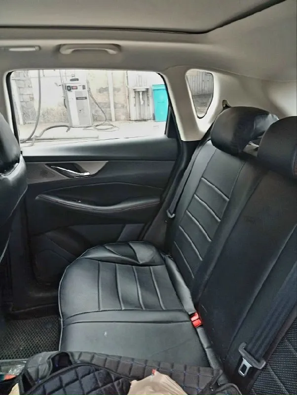 Продам changan cs35 plus в новом состоянии. пробег 11т. , или обменяю на газель 4х метровую с вашей доплатой. причина продажи - нужен грузовой автомобиль. по машине: -двигатель: 1,4-литровый бензиновый турбомотор мощностью 150 л. с. -трансмиссия: 7-ступенчатая роботизированная коробка передач (dct) с двойным «мокрым» сцеплением. -привод: передний. комплектация: безопасность: системы abs, esp, электронный распределитель тормозных усилий (ebd), фронтальные подушки безопасности и крепления isofix. комфорт: климат-контроль, многофункциональный руль с кожаной отделкой, сенсорный мультимедийный экран с поддержкой apple carplay и android auto. зимние опции: обогрев передних сидений, стёкол и зеркал. расширенные технологии: адаптивный круиз-контроль, система предупреждения о риске столкновения (fcw), автоматическое экстренное торможение (aeb), датчик дождя и контроль слепых зон. дополнительный комфорт: панорамная крыша с электроприводом, подогрев задних сидений, электрорегулиров 📞 звоните: +7(949)3714230 - фотография - 6