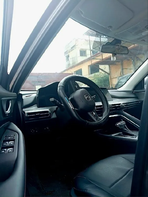 Продам changan cs35 plus в новом состоянии. пробег 11т. , или обменяю на газель 4х метровую с вашей доплатой. причина продажи - нужен грузовой автомобиль. по машине: -двигатель: 1,4-литровый бензиновый турбомотор мощностью 150 л. с. -трансмиссия: 7-ступенчатая роботизированная коробка передач (dct) с двойным «мокрым» сцеплением. -привод: передний. комплектация: безопасность: системы abs, esp, электронный распределитель тормозных усилий (ebd), фронтальные подушки безопасности и крепления isofix. комфорт: климат-контроль, многофункциональный руль с кожаной отделкой, сенсорный мультимедийный экран с поддержкой apple carplay и android auto. зимние опции: обогрев передних сидений, стёкол и зеркал. расширенные технологии: адаптивный круиз-контроль, система предупреждения о риске столкновения (fcw), автоматическое экстренное торможение (aeb), датчик дождя и контроль слепых зон. дополнительный комфорт: панорамная крыша с электроприводом, подогрев задних сидений, электрорегулиров 📞 звоните: +7(949)3714230 - фотография - 8