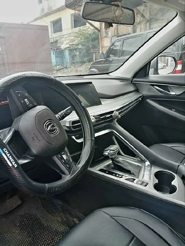 Продам changan cs35 plus в новом состоянии. пробег 11т. , или обменяю на газель 4х метровую с вашей доплатой. причина продажи - нужен грузовой автомобиль. по машине: -двигатель: 1,4-литровый бензиновый турбомотор мощностью 150 л. с. -трансмиссия: 7-ступенчатая роботизированная коробка передач (dct) с двойным «мокрым» сцеплением. -привод: передний. комплектация: безопасность: системы abs, esp, электронный распределитель тормозных усилий (ebd), фронтальные подушки безопасности и крепления isofix. комфорт: климат-контроль, многофункциональный руль с кожаной отделкой, сенсорный мультимедийный экран с поддержкой apple carplay и android auto. зимние опции: обогрев передних сидений, стёкол и зеркал. расширенные технологии: адаптивный круиз-контроль, система предупреждения о риске столкновения (fcw), автоматическое экстренное торможение (aeb), датчик дождя и контроль слепых зон. дополнительный комфорт: панорамная крыша с электроприводом, подогрев задних сидений, электрорегулиров 📞 звоните: +7(949)3714230 - фотография - 9