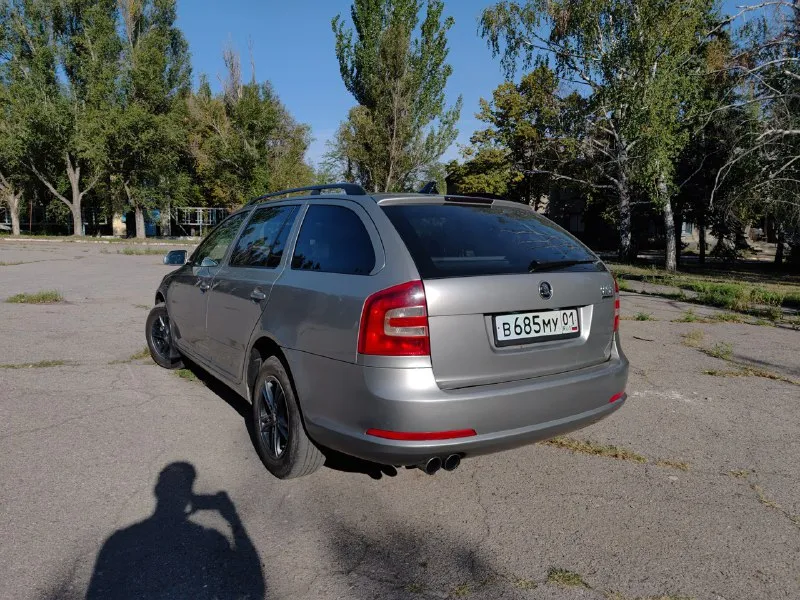 Skoda octavia a5 combi (универсал) автомобиль 2008 года выпуска, чешская сборка. пробег 346 000 километров. двигатель 1.9 tdi, bxe (105 лс). коробка механическая. крайне ресурсное сочетание силовых агрегатов. автомобиль в отличном техническом состоянии, обслужено всё, что только возможно и на лучших компонентах. подвеска, тормозные диски с перфорацией brembo, новая рулевая рейка с эур оригинал, новый акб, чистка тнвд, новый компрессор кондиционера и очень-очень много всего, расскажу по телефону или при встречи, т. к. за время владения сделал много чего, расписывать долго. турбину также проверяли, она в отличном состоянии, машина на свои 105 лошадиных сил едет очень хорошо. по комплектации, есть подогревы сидений, четыре эсп, омыватели фар, круиз-контроль, abs, esp, электронная блокировка дифференциала и помощь при подъёме в гору (блок abs стоит максимальный, с возможностью доустановки пп). два комплекта колес (лето и зима) на дисках. птс оригинал, я собственник. с автом 📞 звоните: +7(949)0891332 - фотография - 4
