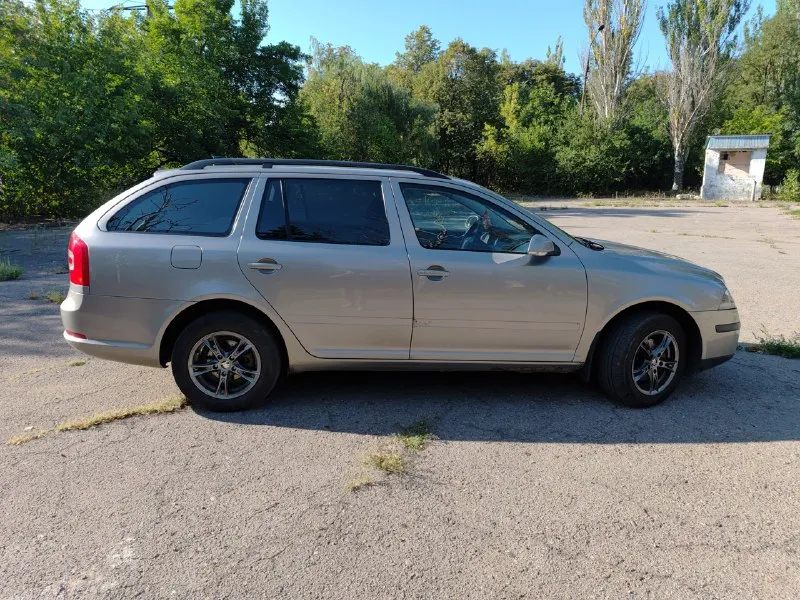 Skoda octavia a5 combi (универсал) автомобиль 2008 года выпуска, чешская сборка. пробег 346 000 километров. двигатель 1.9 tdi, bxe (105 лс). коробка механическая. крайне ресурсное сочетание силовых агрегатов. автомобиль в отличном техническом состоянии, обслужено всё, что только возможно и на лучших компонентах. подвеска, тормозные диски с перфорацией brembo, новая рулевая рейка с эур оригинал, новый акб, чистка тнвд, новый компрессор кондиционера и очень-очень много всего, расскажу по телефону или при встречи, т. к. за время владения сделал много чего, расписывать долго. турбину также проверяли, она в отличном состоянии, машина на свои 105 лошадиных сил едет очень хорошо. по комплектации, есть подогревы сидений, четыре эсп, омыватели фар, круиз-контроль, abs, esp, электронная блокировка дифференциала и помощь при подъёме в гору (блок abs стоит максимальный, с возможностью доустановки пп). два комплекта колес (лето и зима) на дисках. птс оригинал, я собственник. с автом 📞 звоните: +7(949)0891332 - фотография - 5