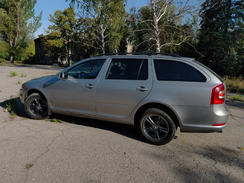 Skoda octavia a5 combi (универсал) автомобиль 2008 года выпуска, чешская сборка. пробег 346 000 километров. двигатель 1.9 tdi, bxe (105 лс). коробка механическая. крайне ресурсное сочетание силовых агрегатов. автомобиль в отличном техническом состоянии, обслужено всё, что только возможно и на лучших компонентах. подвеска, тормозные диски с перфорацией brembo, новая рулевая рейка с эур оригинал, новый акб, чистка тнвд, новый компрессор кондиционера и очень-очень много всего, расскажу по телефону или при встречи, т. к. за время владения сделал много чего, расписывать долго. турбину также проверяли, она в отличном состоянии, машина на свои 105 лошадиных сил едет очень хорошо. по комплектации, есть подогревы сидений, четыре эсп, омыватели фар, круиз-контроль, abs, esp, электронная блокировка дифференциала и помощь при подъёме в гору (блок abs стоит максимальный, с возможностью доустановки пп). два комплекта колес (лето и зима) на дисках. птс оригинал, я собственник. с автом 📞 звоните: +7(949)0891332 - фотография - 6